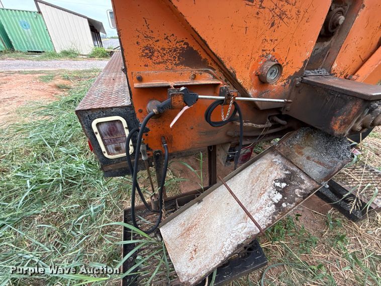 image for item FC4383 1987 Ford F800 pothole patcher truck