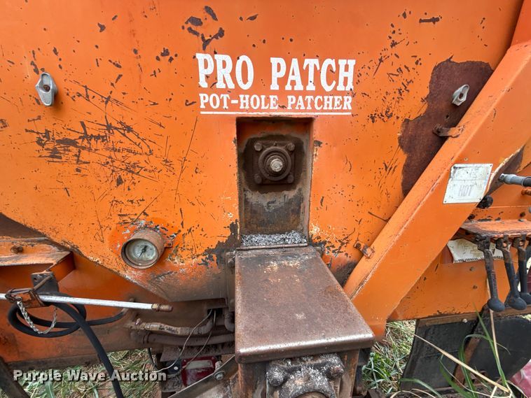 image for item FC4383 1987 Ford F800 pothole patcher truck
