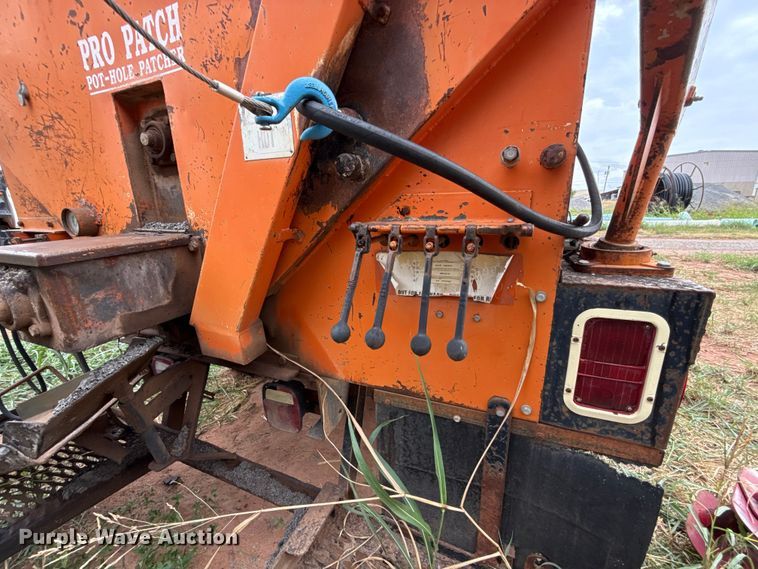 image for item FC4383 1987 Ford F800 pothole patcher truck