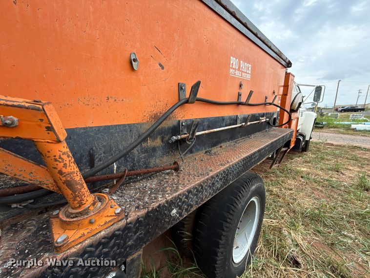 image for item FC4383 1987 Ford F800 pothole patcher truck