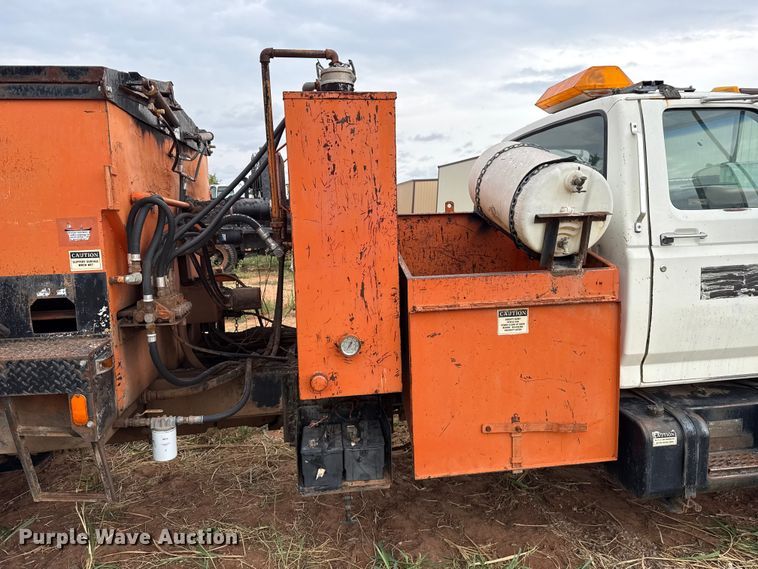 image for item FC4383 1987 Ford F800 pothole patcher truck