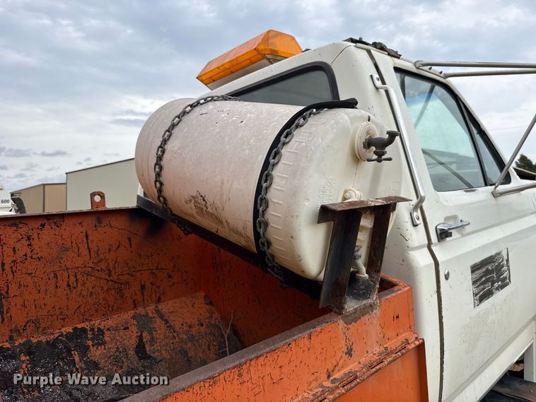 image for item FC4383 1987 Ford F800 pothole patcher truck
