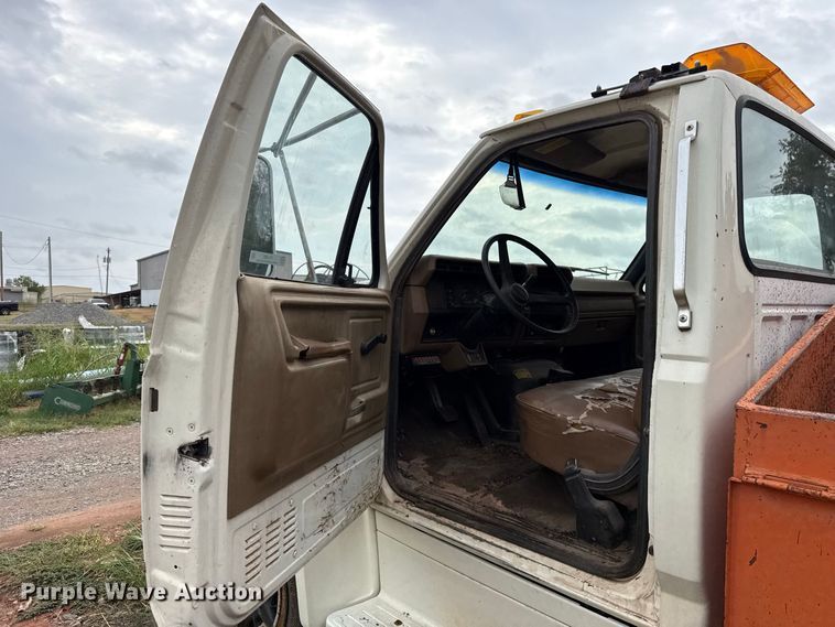 image for item FC4383 1987 Ford F800 pothole patcher truck