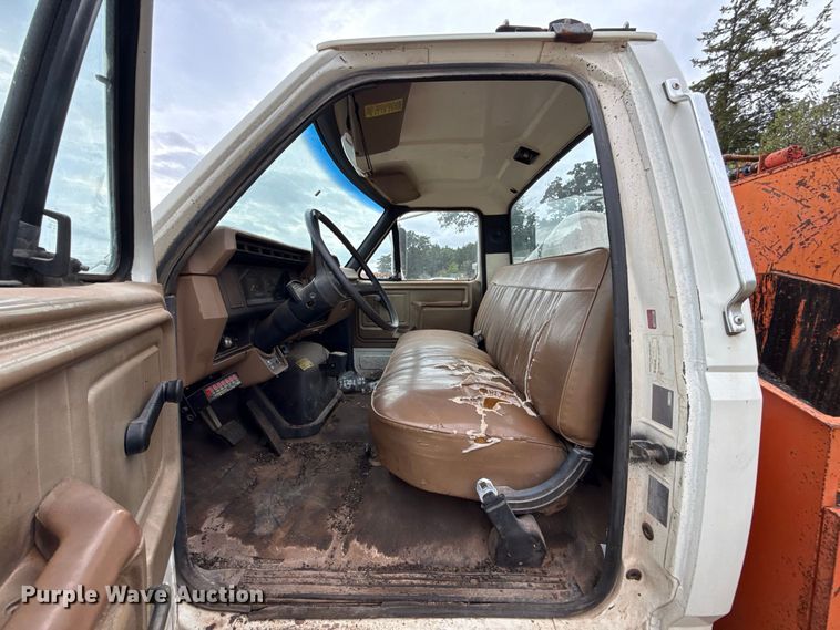 image for item FC4383 1987 Ford F800 pothole patcher truck