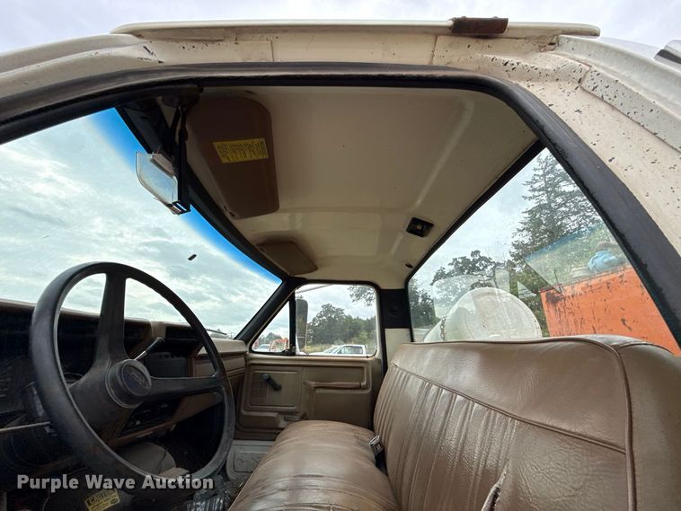 image for item FC4383 1987 Ford F800 pothole patcher truck
