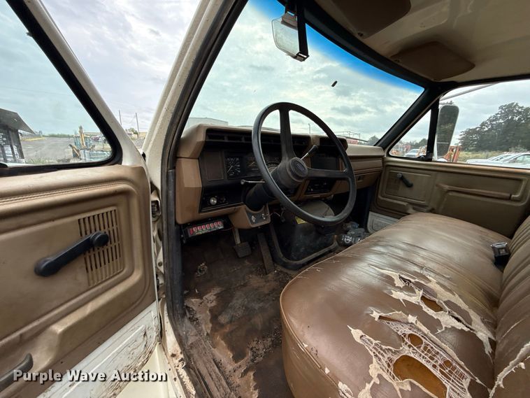 image for item FC4383 1987 Ford F800 pothole patcher truck