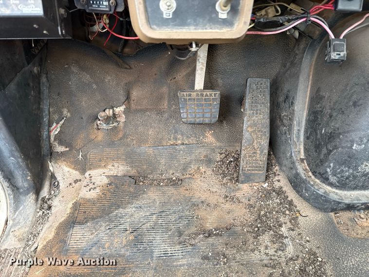 image for item FC4383 1987 Ford F800 pothole patcher truck