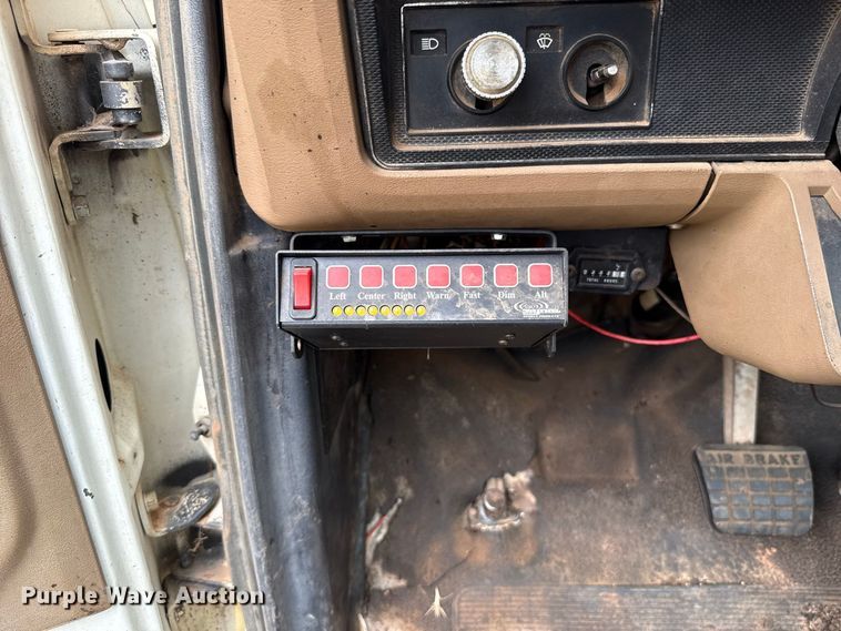 image for item FC4383 1987 Ford F800 pothole patcher truck