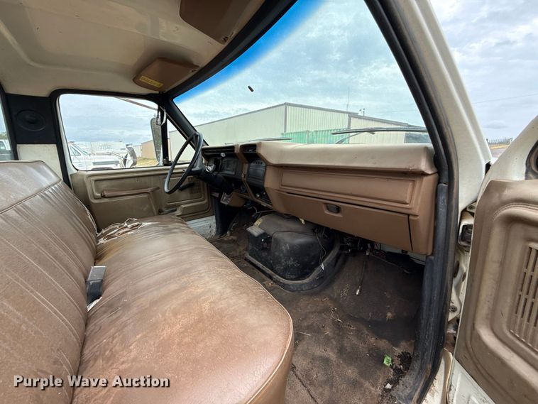 image for item FC4383 1987 Ford F800 pothole patcher truck