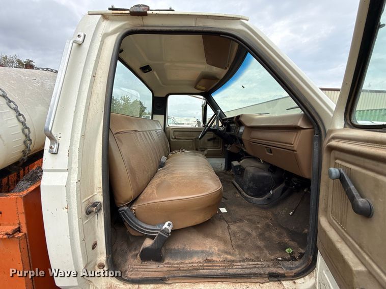 image for item FC4383 1987 Ford F800 pothole patcher truck