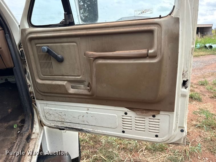 image for item FC4383 1987 Ford F800 pothole patcher truck