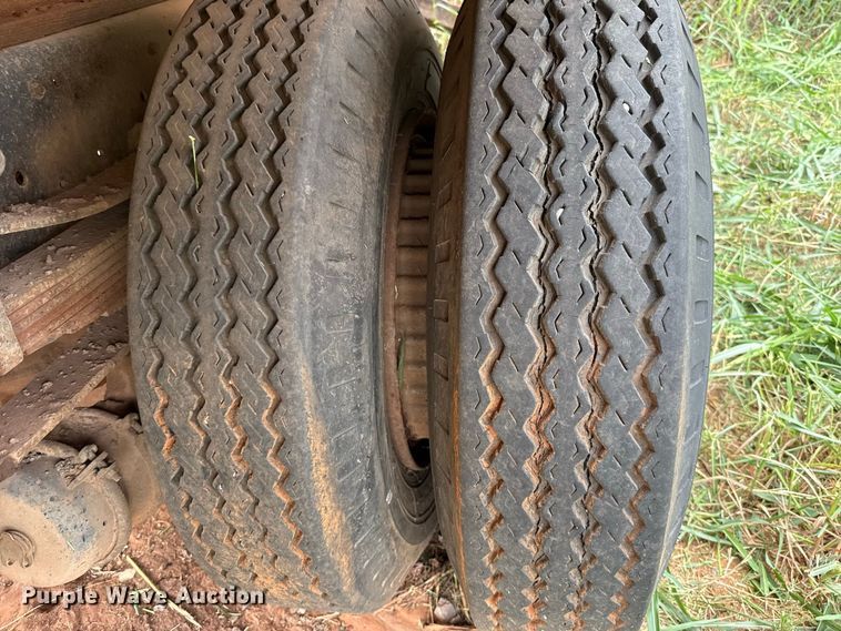 image for item FC4383 1987 Ford F800 pothole patcher truck