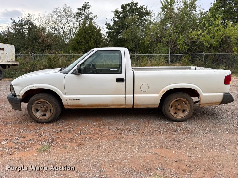 image for item FC4387 1997 Chevrolet S10 pickup truck
