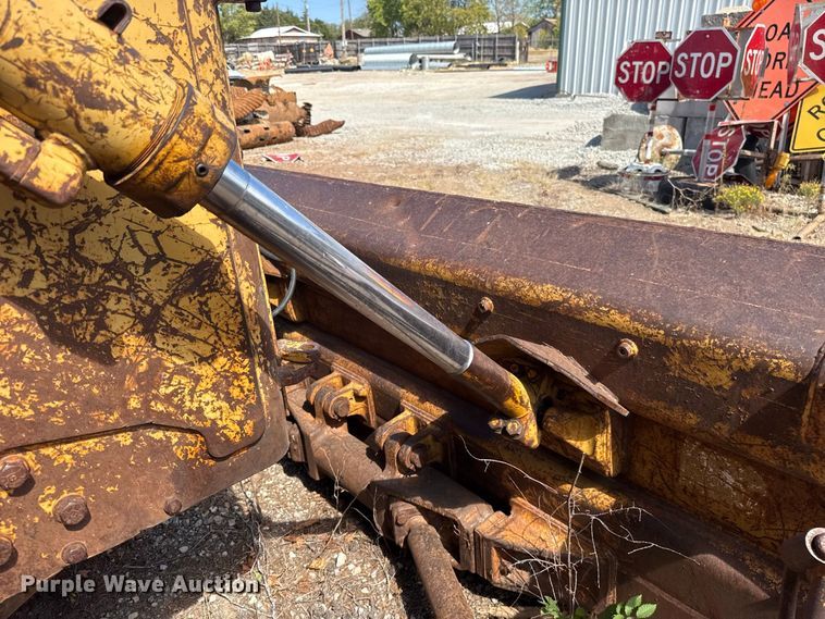 image for item FC4393 1980 Caterpillar D6D dozer