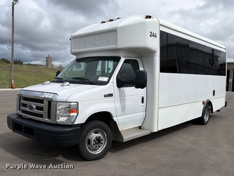 2013 Ford Glaval E450 shuttle bus