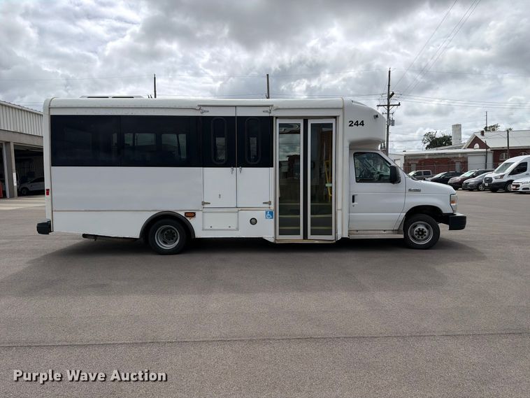 image for item FH6394 2013 Ford Glaval E450 shuttle bus