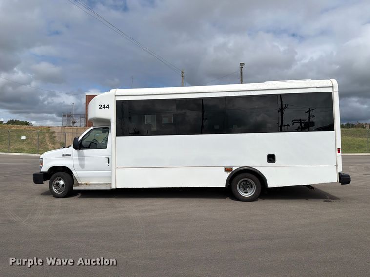 image for item FH6394 2013 Ford Glaval E450 shuttle bus