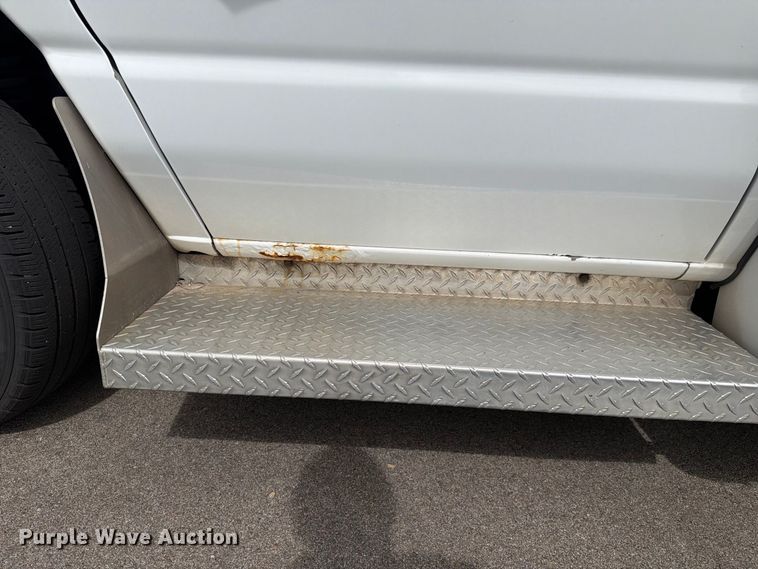 image for item FH6394 2013 Ford Glaval E450 shuttle bus