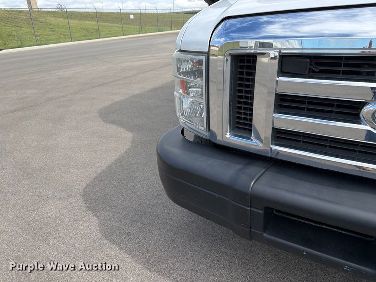 image for item FH6394 2013 Ford Glaval E450 shuttle bus