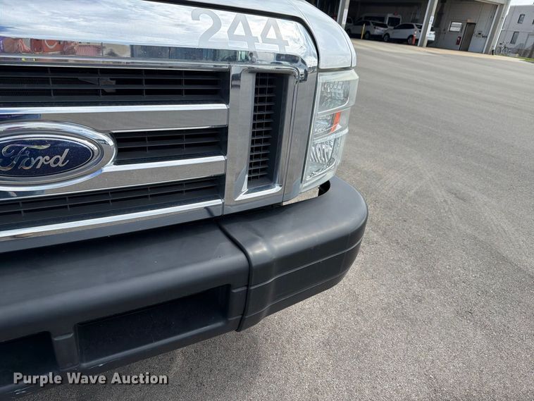 image for item FH6394 2013 Ford Glaval E450 shuttle bus
