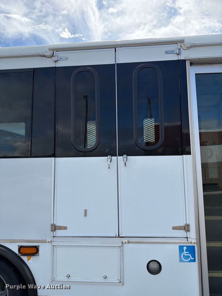 image for item FH6394 2013 Ford Glaval E450 shuttle bus