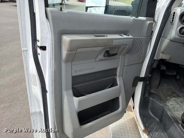 image for item FH6394 2013 Ford Glaval E450 shuttle bus