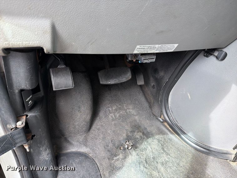 image for item FH6394 2013 Ford Glaval E450 shuttle bus