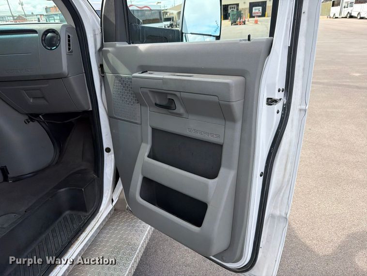 image for item FH6394 2013 Ford Glaval E450 shuttle bus