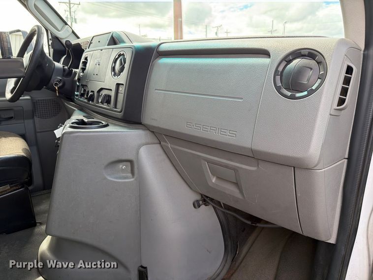image for item FH6394 2013 Ford Glaval E450 shuttle bus