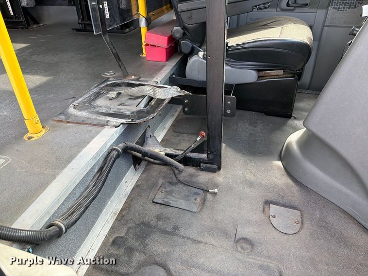 image for item FH6394 2013 Ford Glaval E450 shuttle bus