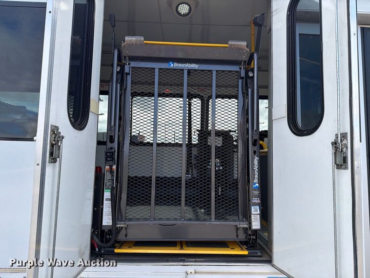 image for item FH6394 2013 Ford Glaval E450 shuttle bus