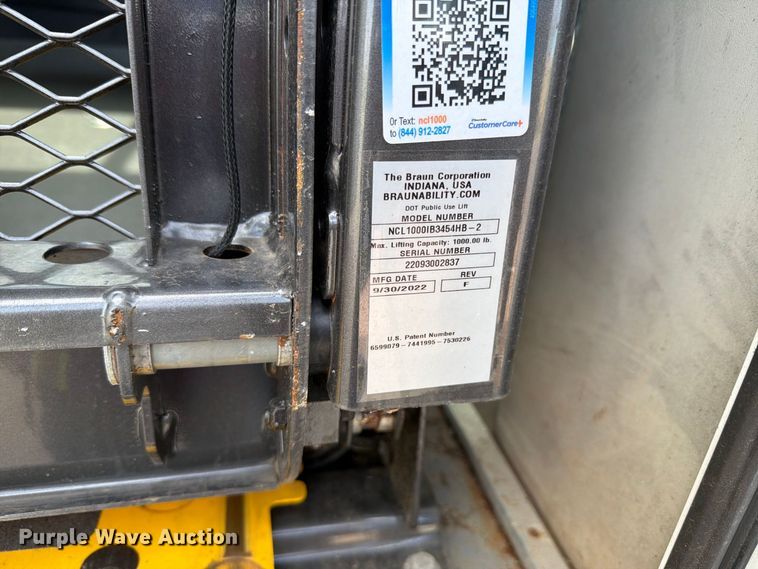 image for item FH6394 2013 Ford Glaval E450 shuttle bus
