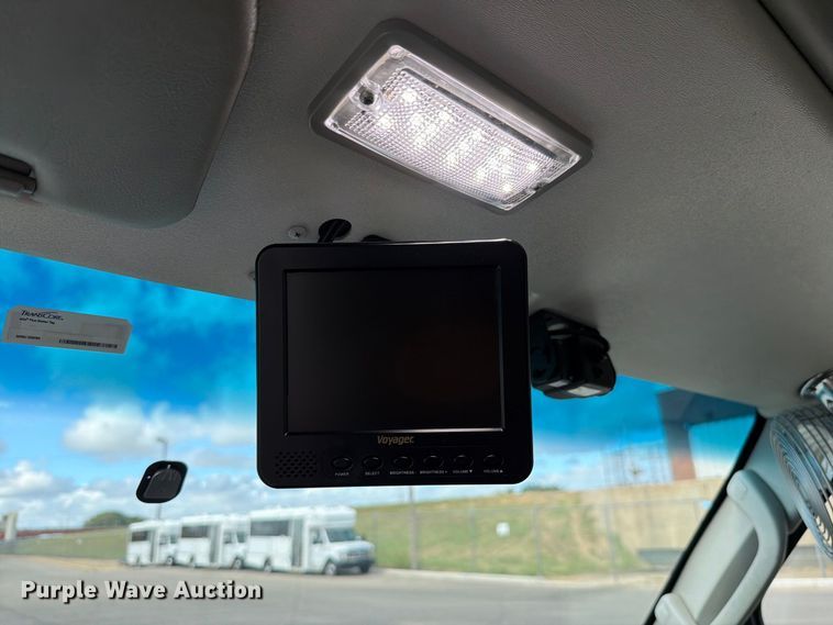 image for item FH6394 2013 Ford Glaval E450 shuttle bus