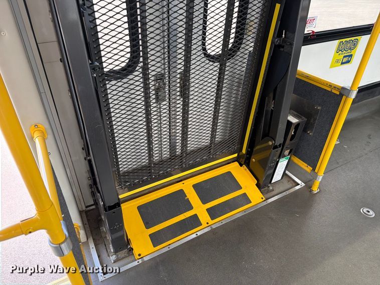 image for item FH6394 2013 Ford Glaval E450 shuttle bus