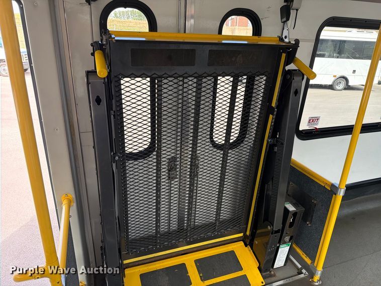 image for item FH6394 2013 Ford Glaval E450 shuttle bus