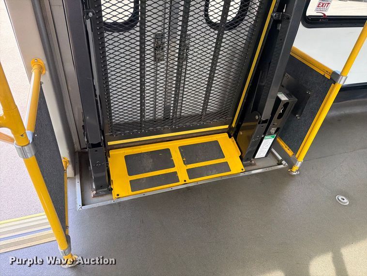 image for item FH6394 2013 Ford Glaval E450 shuttle bus