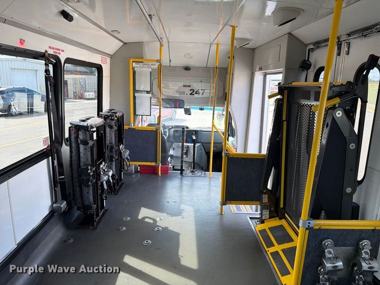 image for item FH6394 2013 Ford Glaval E450 shuttle bus