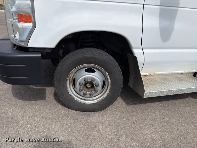 image for item FH6394 2013 Ford Glaval E450 shuttle bus