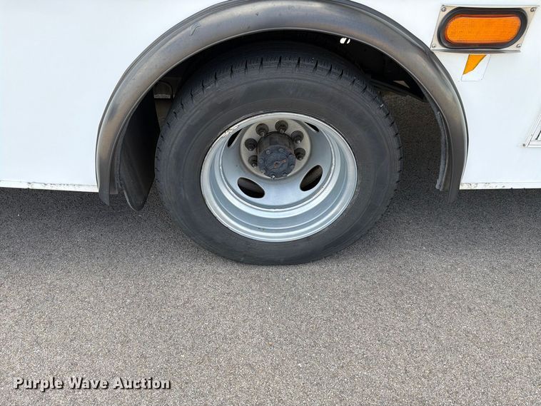 image for item FH6394 2013 Ford Glaval E450 shuttle bus