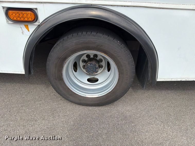 image for item FH6394 2013 Ford Glaval E450 shuttle bus