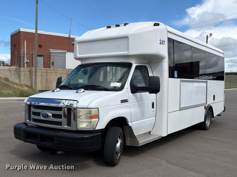 2013 Ford E450 shuttle bus
