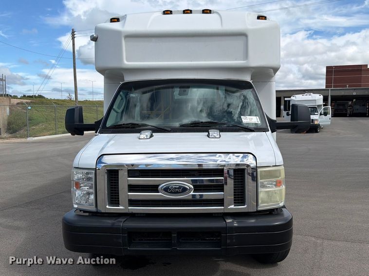 image for item FH6395 2013 Ford E450 shuttle bus