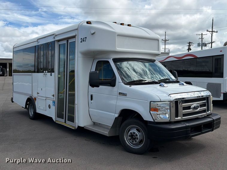 image for item FH6395 2013 Ford E450 shuttle bus