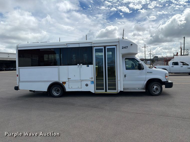 image for item FH6395 2013 Ford E450 shuttle bus