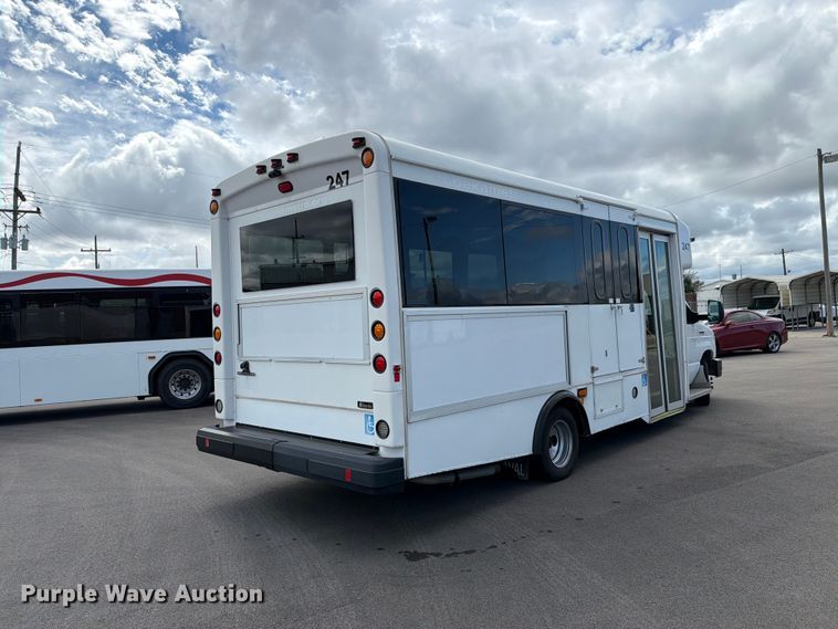 image for item FH6395 2013 Ford E450 shuttle bus