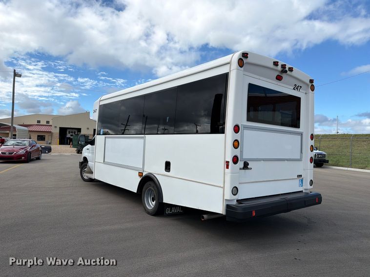 image for item FH6395 2013 Ford E450 shuttle bus