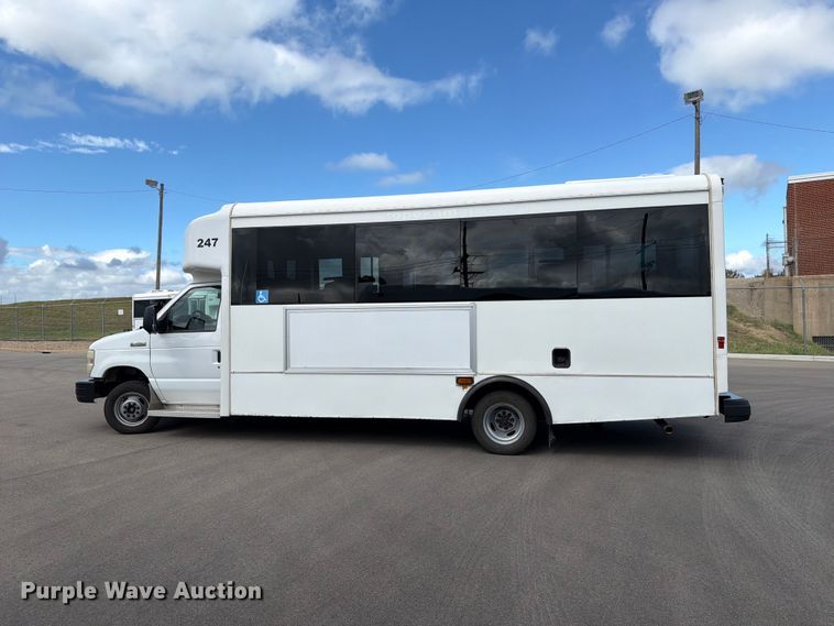 image for item FH6395 2013 Ford E450 shuttle bus