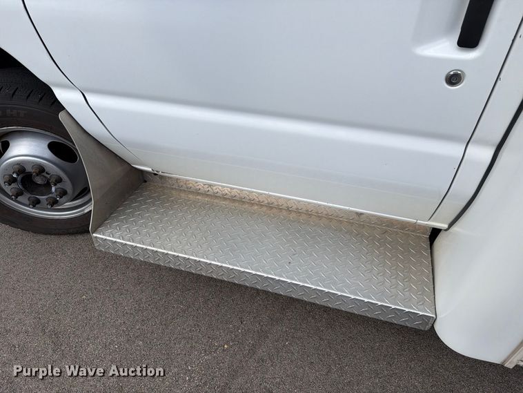 image for item FH6395 2013 Ford E450 shuttle bus