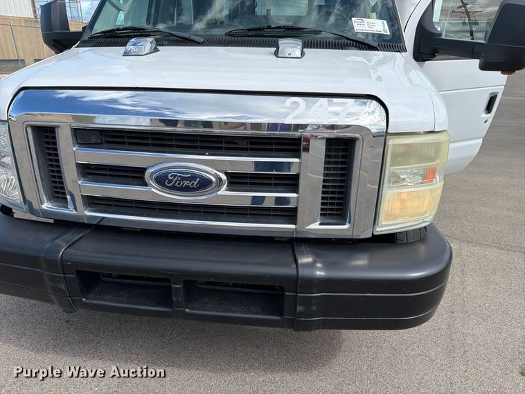 image for item FH6395 2013 Ford E450 shuttle bus