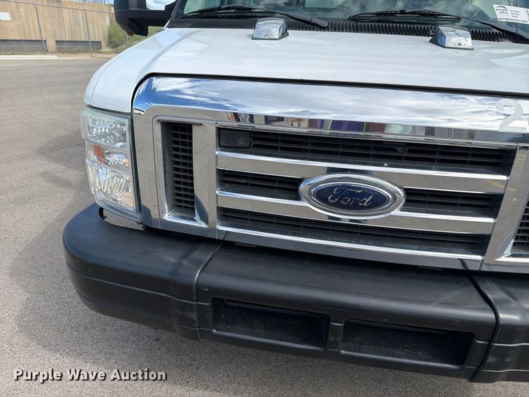 image for item FH6395 2013 Ford E450 shuttle bus